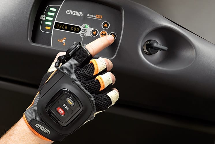 Technologia zdalnego podnoszenia QuickPick<sup>®</sup> marki Crown łączy automatykę z korzyściami ergonomicznymi.