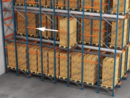 Paleta jest transportowana na platformie samojezdnej w głąb tunelu