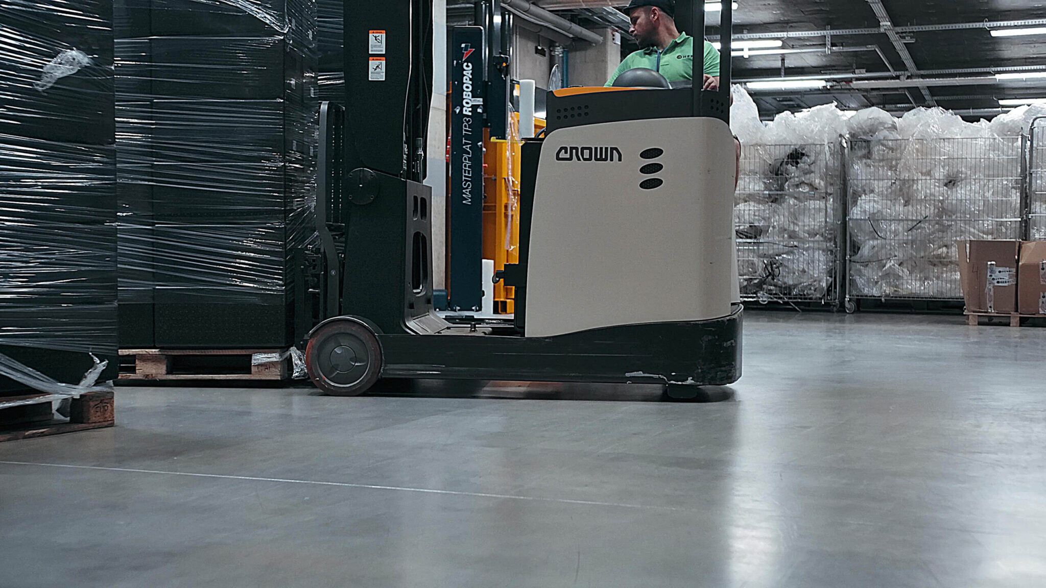 Wózki Crown w magazynie wysokiego składowania Hendi